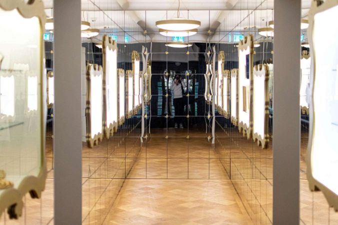 Im 1. Obergeschoss befindet sich ein Spiegelflur mit Ausstellungsfenstern.