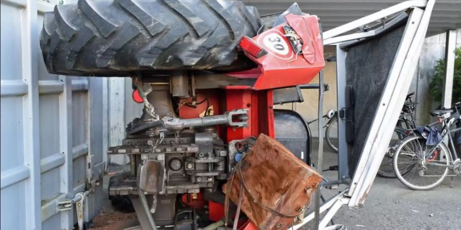Bei einem schweren Unfall mit einem Traktor in Schötz ist eine Person tödlich verletzt worden.