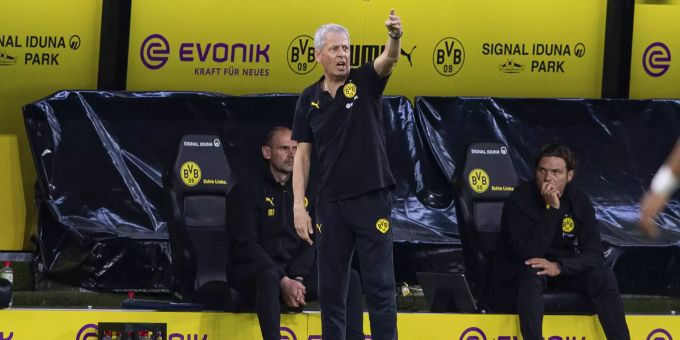Trainer Lucien Favre gibt beim BVB den Takt vor. BVB Trainer Lucien Favre