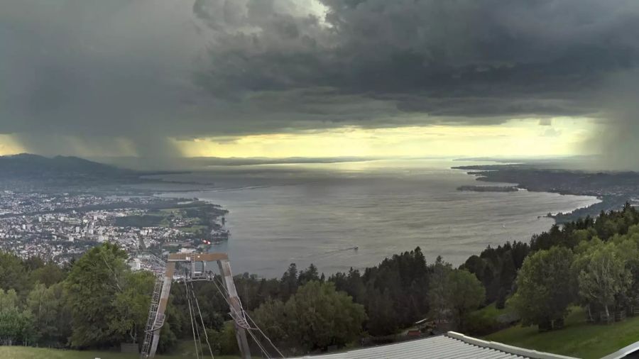 Ein Unwetter braut sich über dem Bodensee zusammen.