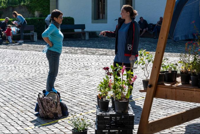 Märitgespräch unter Einhaltung des Abstandes