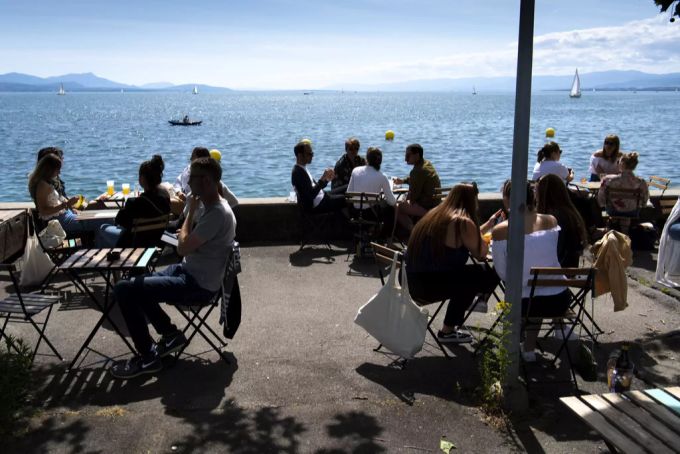 Wegen der Schutzmassnahmen gegen das Coronavirus dürfen bis am 6. Juni höchstens vier Personen gemeinsam ins Restaurant. Seeufer in Lausanne, 24. Mai 2020. Restaurant Lausanne Coronavirus