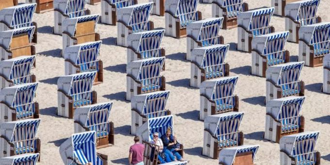 Erste Urlauber sitzen in Strandkörben am Ostseestrand in Warnemünde. Foto: Jens Büttner/dpa-Zentralbild/dpa Erste Urlauber sitzen in Strandkörben am Ostseestrand in Warnemünde. Foto: Jens Büttner/dpa-Zentralbild/dpa