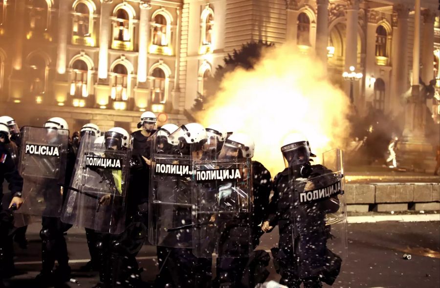 Die Polizei stößt vor dem serbischen Parlamentsgebäude in Belgrad mit Demonstranten zusammen.