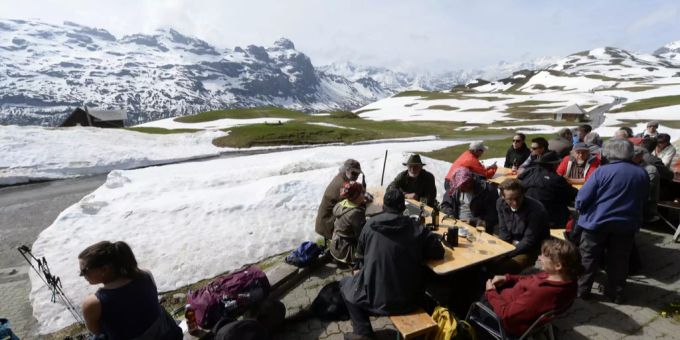Wanderer und Spaziergänger geniessen den schönen Frühlingstag am Sonntag 31. Mai 2015 auf der Tannalp bei Melchsee-Frutt im Kanton Obwalden. Obwalden