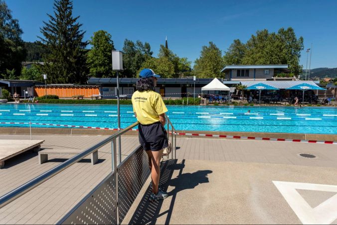 Bademeisterin Isabelle Metraux aus Lausanne wacht über die Sicherheit der SchwimmerInnen