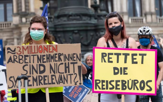 Mitrabeiter von Reisebüros, Reiseveranstaltern und Reisebusbetrieben demonstrieren für einen Rettungsschirm für die Tourismusbranche und umgehende Finanzhilfen von der Landesregierung und Bundesregierung. Corona Demo