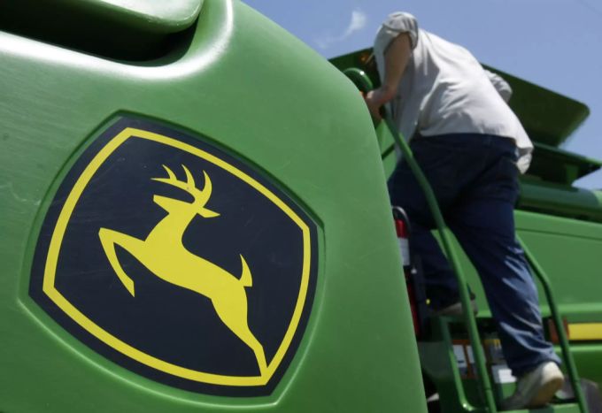 Die Aktien vom Traktor-Produzent Deere & Co. halten sich während der Corona-Krise besser als angenommen. John Deere