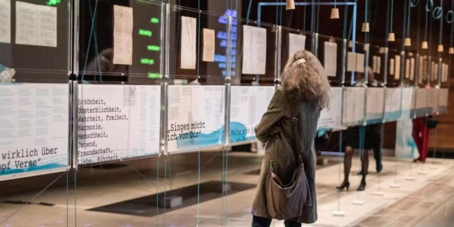 Das Literaturmuseum der Moderne zeigt die Ausstellung «Hölderlin, Celan und die Sprachen der Poesie». Foto: Christoph Schmidt/dpa