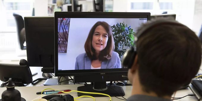 Ein Journalist verfolgt die Rede von FDP Parteipräsidentin Petra Gössi, während einer Video-Medienkonferenz, am Mittwoch, 15. April 2020 in Bern. Petra Gössi Coronavirus PK