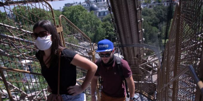Touristen steigen eine Treppe des Eiffelturms empor. Nach einer über dreimonatigen Zwangspause wegen der Corona-Krise hat der Pariser Eiffelturm am Donnerstag seine Pforten wieder geöffnet. Besucher können zunächst nur über die Treppen den zweiten Stock des Turms erreichen, die Aufzüge sollen erst vom 1. Juli an wieder öffnen. Foto: Andreina Flores/SOPA Images via ZUMA Wire/dpa Touristen steigen eine Treppe des Eiffelturms empor. Nach einer über dreimonatigen Zwangspause wegen der Corona-Krise hat der Pariser Eiffelturm am Donnerstag seine Pforten wieder geöffnet. Besucher können zunächst nur über die Treppen den zweiten Stock des Turms erreichen, die Aufzüge sollen erst vom 1. Juli an wieder öffnen. Foto: Andreina Flores/SOPA Images via ZUMA Wire/dpa