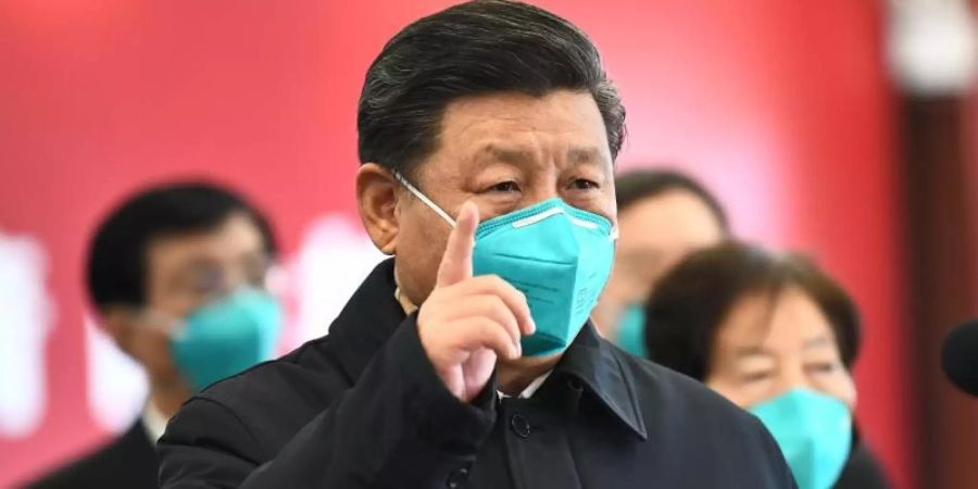Chinas Präsident Xi Jinping während eines Krankenhausbesuchs in Wuhan. Foto: Xie Huanchi/XinHua/dpa/Archiv