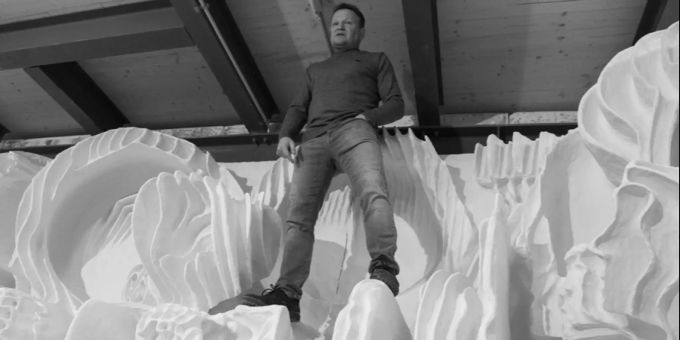 Künstler David Pflugi auf einer seiner Skulpturen.