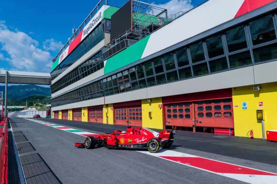 Charles Leclerc verlässt am Steuer des Ferrari SF71H die Box in Mugello.