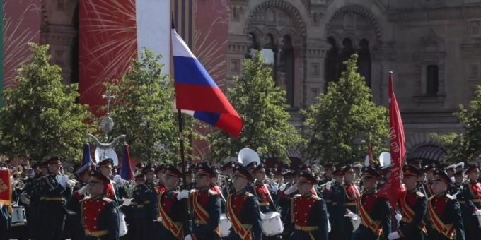 Mitglieder der russischen Ehrengarde marschieren zum 75. Jahrestag des Sieges der Sowjetunion über Hitler-Deutschland auf dem Roten Platz. Foto: Pavel Golovkin/Pool AP/dpa Mitglieder der russischen Ehrengarde marschieren zum 75. Jahrestag des Sieges der Sowjetunion über Hitler-Deutschland auf dem Roten Platz. Foto: Pavel Golovkin/Pool AP/dpa