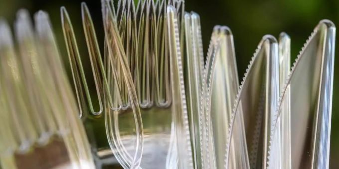 Messer und Gabeln aus Plastik stehen vor dem Aus. Einwegplastik
