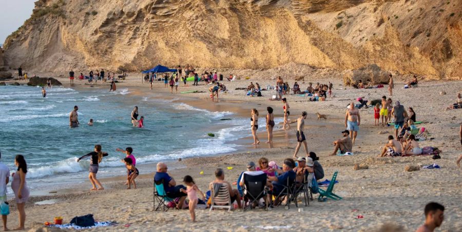 Strandbesucher geniessen am Samstag, 16. Mai, in Hadera das Mittelmeer bei Temperaturen von 38 Grad Celsius.