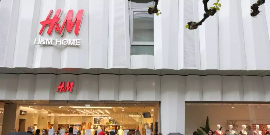 Schlange vor H&M-Laden in Frankfurt am Main