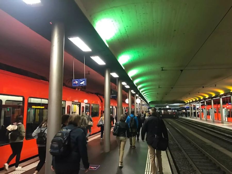 Am Montagmorgen sind am Bahnhof Bern um 7.00 Uhr wieder deutlich mehr Pendler unterwegs.