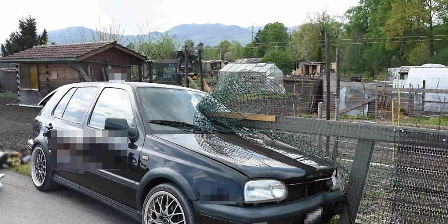 Bei einem Verkehrsunfall in Altstätten wurde ein Auto von einem Metallprofil durchbohrt. Der Lenker hatte Glück und erlitt nur leichte Verletzungen.