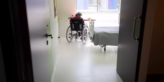 Eine Bewohnerin im Rollstuhl sitzt in ihrem Zimmer in einem Pflegeheim in Frankreich, nachdem sie auf Covid-19 getestet wurde. Coronavirus - Frankreich