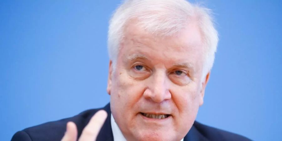 Seehofer bei der Vorstellung der Pläne für die Grenzen