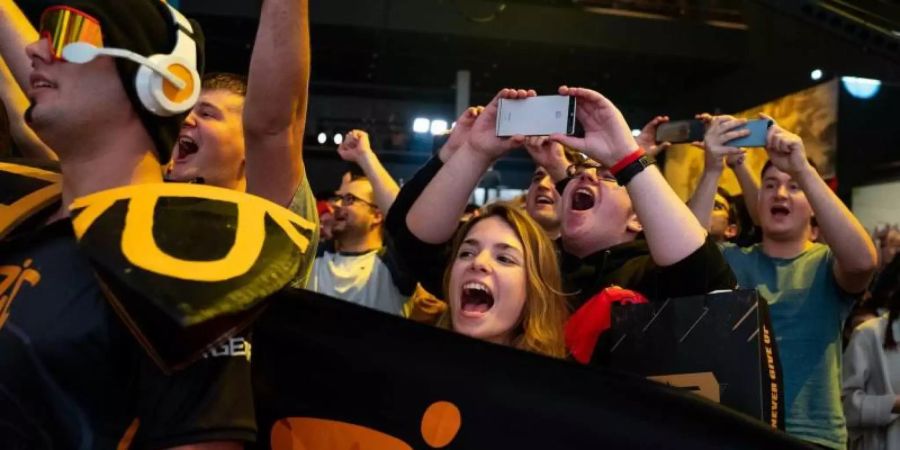 Fans von Fnatic zelebrieren die Qualifikation ihres Teams zum Viertelfinale der LoL-WM. Foto: Alexander Hugo/Shotcaller Media/dpa