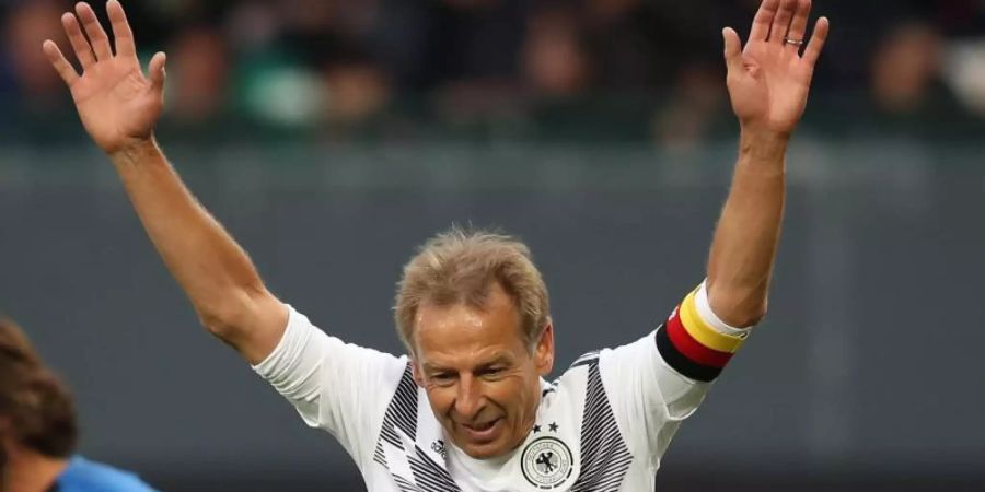 Erzielte für die All-Stars des DFB das 2:0 gegen Italien: Jürgen Klinsmann (r) jubelt über seinen Treffer. Foto: Daniel Karmann/dpa