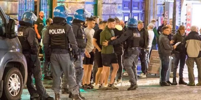 Anhänger von Celtic müssen von der Polizei geschützt werden. Celtic Glasgow Lazio Rom