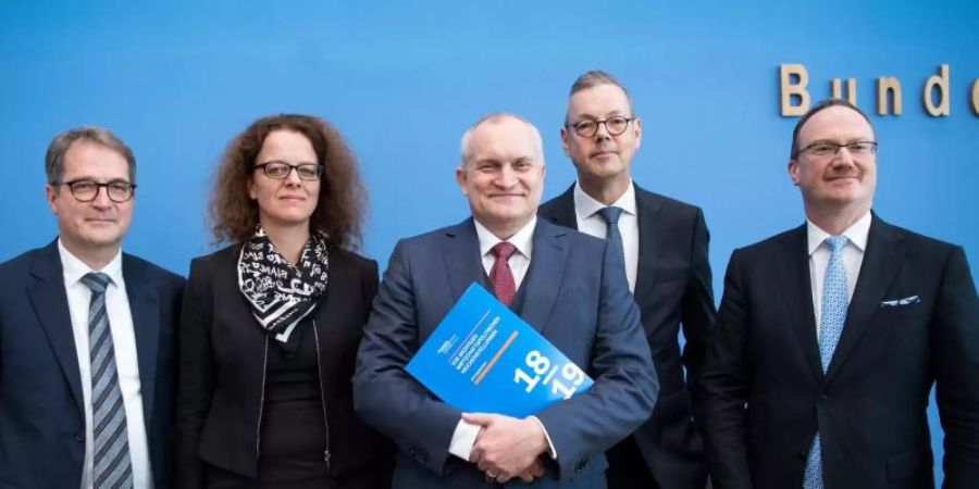 Der Sachverständigenrat der Bundesregierung zur Begutachtung der gesamtwirtschaftlichen Entwicklung - in seiner damaligen Zusammensetzung - im vergangenen Jahr mit seinem Jahresgutachten für 2018. Foto: Bernd von Jutrczenka/dpa
