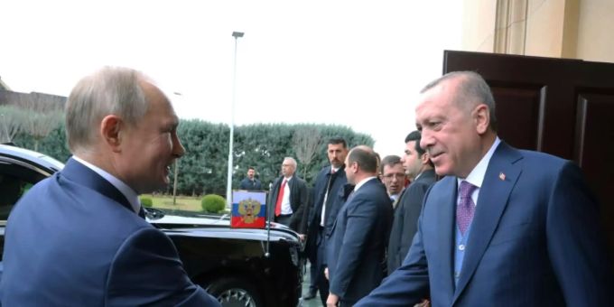 Erdogan (rechts) begrüsst Putin in Istanbul Erdogan (rechts) begrüsst Putin in Istanbul