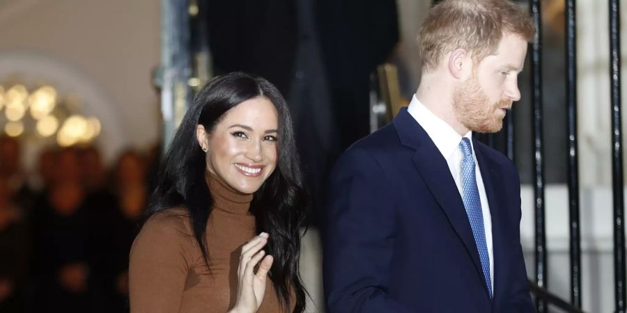 Letzter Auftritt vor dem Super-GAU: Meghan kehren aus ihren Ferien zurück und geben sich strahlend. Wenige Stunden später verkünden sie ihren Rücktritt als Royals.