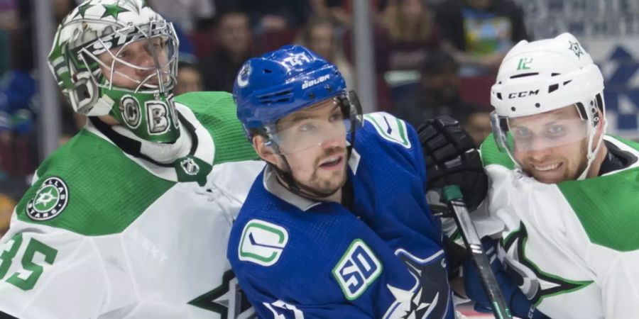 Für Sven Bärtschi (Bildmitte im Trikot der Vancouver Canucks) findet sich nach wie vor kein NHL-Abnehmer