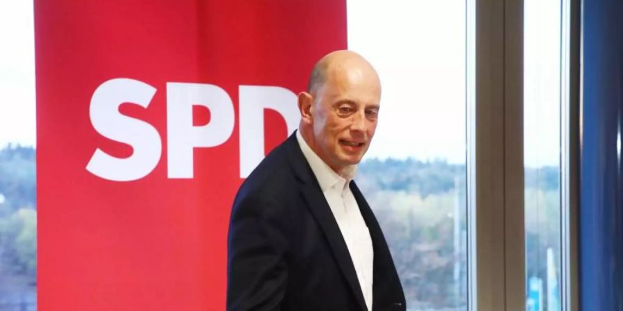 Thüringens SPD-Landeschef Wolfgang Tiefensee: «Wir haben heute deutlich gemacht, dass Rot-Rot-Grün zusammensteht.». Foto: Bodo Schackow/dpa-Zentralbild/dpa