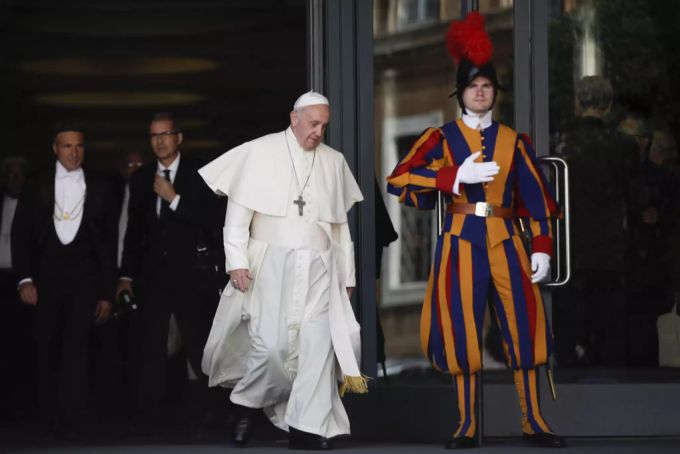 Schweizergardisten Schwören, dass sie für den Papst sterben würden. Schweizergardisten dienen Papst