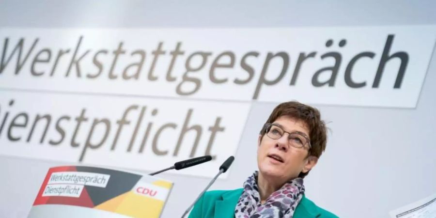 In der CDU ist die Begeisterung über die Vorschläge von Parteichefin Kramp-Karrenbauer zu einem verpflichtenden Dienstjahr überschaubar. Foto: Kay Nietfeld/dpa