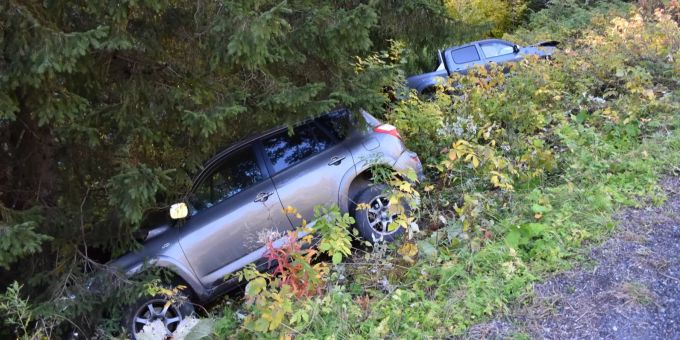 Bei Klosters-Dorf GR kollidierten zwei Autos und stürzten eine Böschung hinab. Klosters-Dorf GR