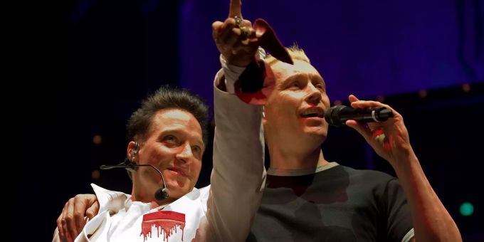 Bela B. (l) und Farin Urlaub von der Punkrock-Band «Die Ärzte» stehen auf der Bühne. In einer Liveübertragung sorgte die Band 1987 für einen Skandal Liveübertragung