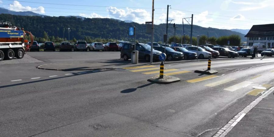 Mit Auto Verkehrsinsel touchiert
