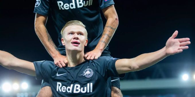 Erling Haaland bejubelt seinen Treffer zum zwischenzeitlichen 3:3 gegen den FC Liverpool. erling haaland