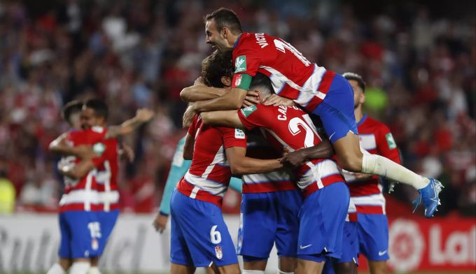 Granadas Spieler feiern den Sieg gegen den FC Barcelona am 21. September 2019. Foto: Miguel Morenatti Spain Soccer La Liga
