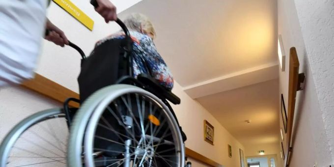 Pflegereform - Krankenkassen kritisieren Karl Lauterbachs Pläne