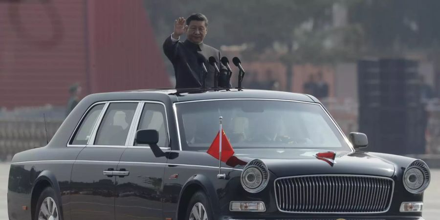 Präsident Xi Jingping lässt sich an der Militärparade zum 70. Gründungstag der Volksrepublik China von der Menge feiern.