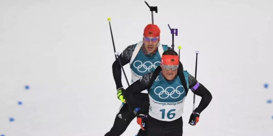 Machen sich Gedanken über die Zeit nach der Biathlon-Karriere: Erik Lesser (vorn) und Arnd Peiffer. Foto: Hendrik Schmidt/zb/dpa