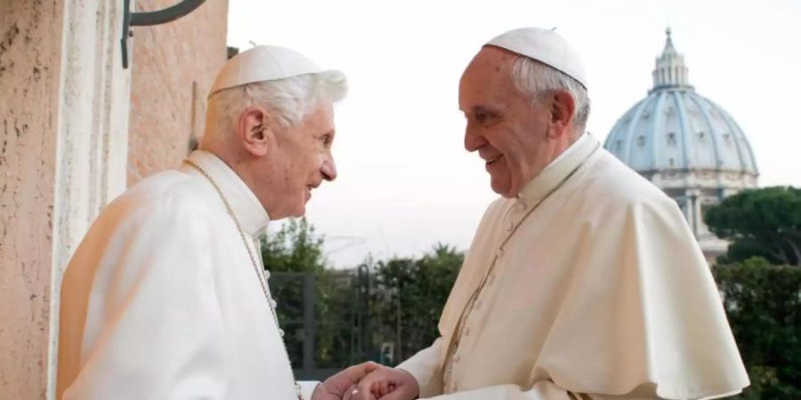 Papst Franziskus trifft seinen Vorgänger Benedikt XVI. im Vatikan (2013).