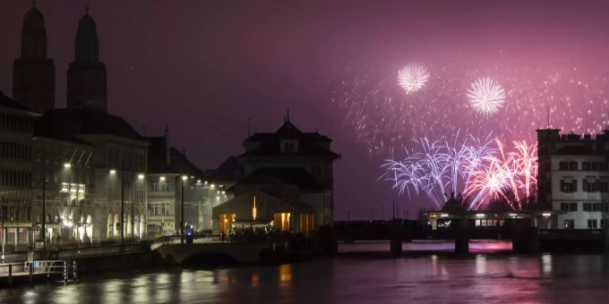 Die Stadtpolizei Zürich war in der Silvesternacht intensiv gefordert. silvester feuerwerk zürich
