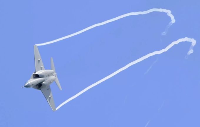 Ein M-346 fliegt an der Singapore Airshow 2010. M-346 Singapore Airshow 2010