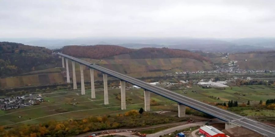 Die Hochmoselbrücke überspannt das Moseltal in einer Höhe von 160 Metern auf einer Länge von 1700 Metern. Das Bauwerk wird am 21. November für den Verkehr freigegeben. Foto: Thomas Frey/dpa