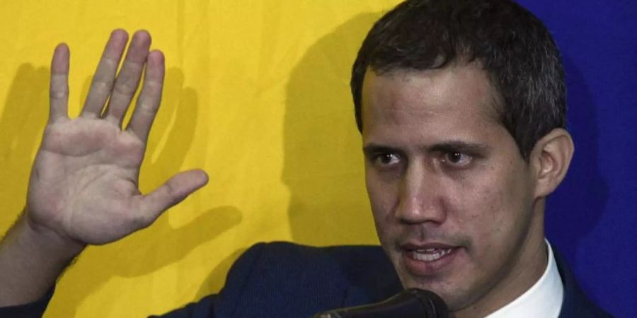 Juan Guaido, selbsternannter Interimspräsident von Venezuela, lässt sich als Parlamentsvorsitzender vereidigen. Foto: Andrea Hernandez Briceño/AP/dpa