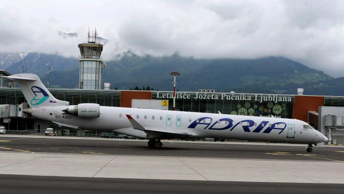 Eine Maschine der Fluggesellschaft Adria Airways steht am Flughafen Ljubljana. SBB